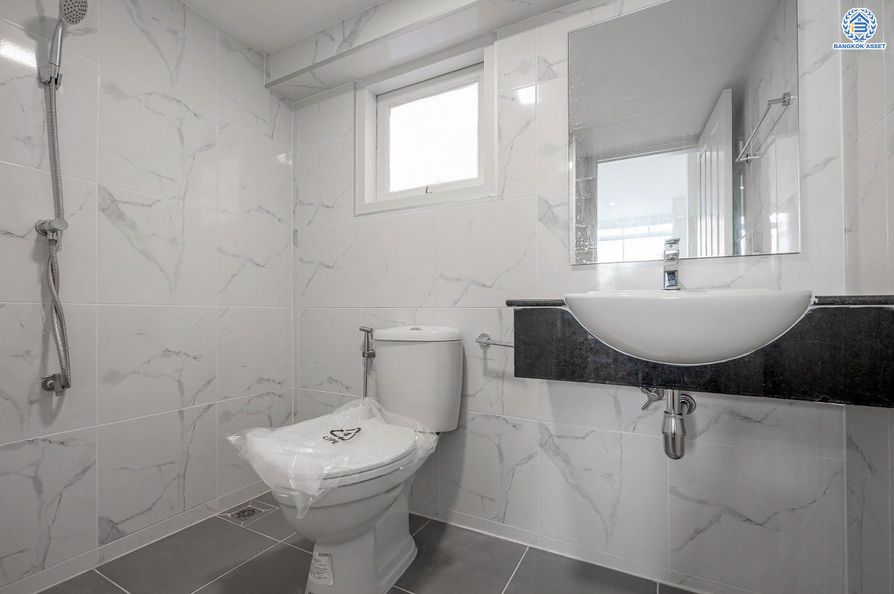 บ้านมือสองตกแต่งใหม่ โครงการ ศุภวรรณ5 บางแค ดีไซน์หรูหรา เนื้อที่กว้าง 60.6 ตร.ว. ฟังก์ชัน 3 ห้องนอน 3 ห้องน้ำ 1 ห้องแม่บ้าน 2 ที่จอดรถ ฟังก์ชันครบตอบทุกไลฟ์สไตล์ บนทำเลศักยภาพ เชื่อมต่อถนนกาญจนาภิเษก ใกล้เดอะมอลล์บางแค ใกล้รถไฟฟ้าสายสีน้ำเงิน "สถานีหลักสอง" และจุดขึ้นทางด่วน "กาญจนาภิเษก"